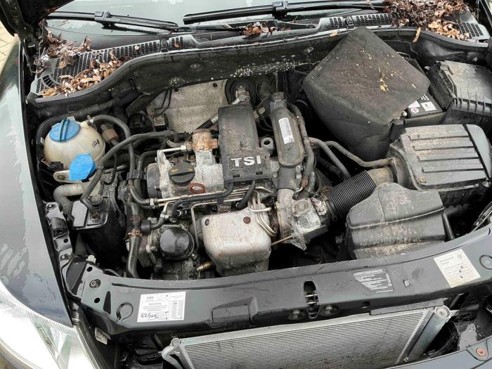 Skoda Octavia Combi 1.2 TSI Schrottauto (2011, Metallic, Schwarz)