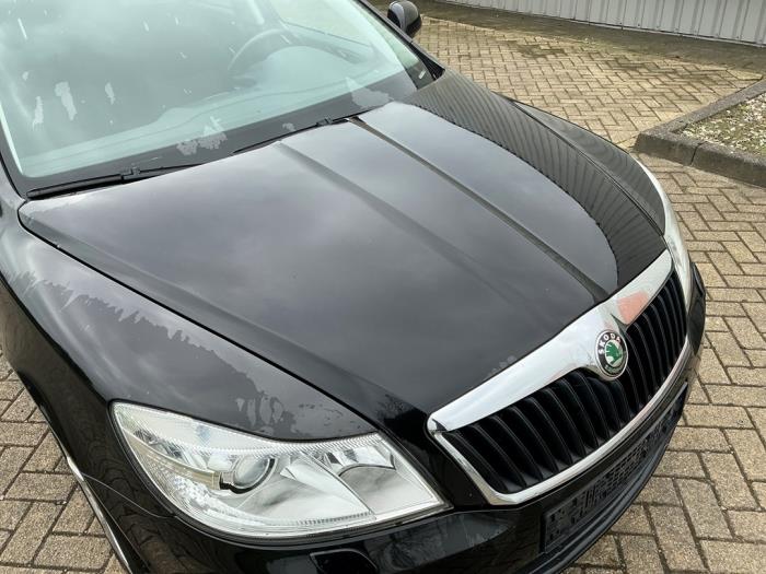 Skoda Octavia Combi 1.2 TSI Schrottauto (2011, Metallic, Schwarz)