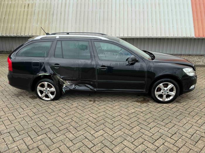 Skoda Octavia Combi 1.2 TSI Schrottauto (2011, Metallic, Schwarz)