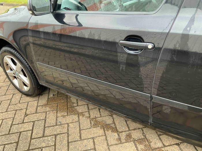Skoda Octavia Combi 1.2 TSI Schrottauto (2011, Metallic, Schwarz)