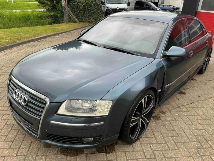 Audi A8 6.0 W12 48V Quattro Épave (2004, Métallisé, Gris argenté)