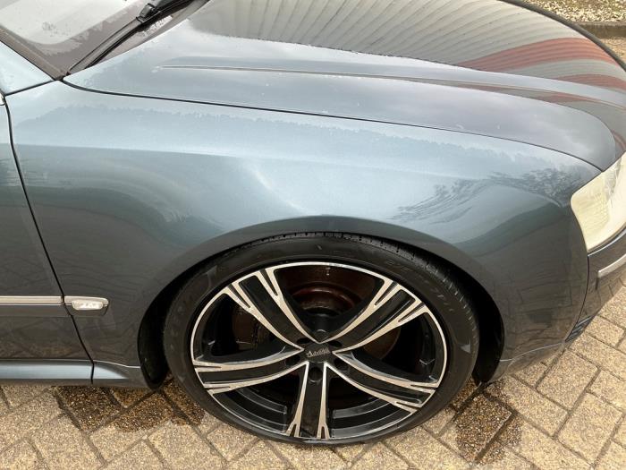 Audi A8 6.0 W12 48V Quattro Épave (2004, Métallisé, Gris argenté)
