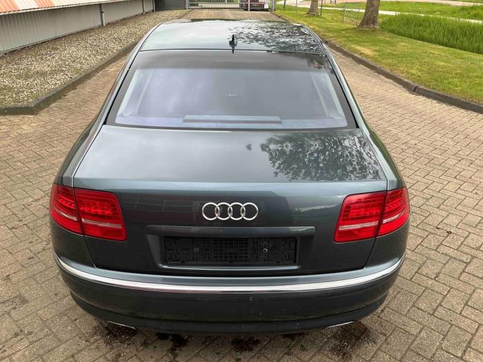 Audi A8 6.0 W12 48V Quattro Épave (2004, Métallisé, Gris argenté)