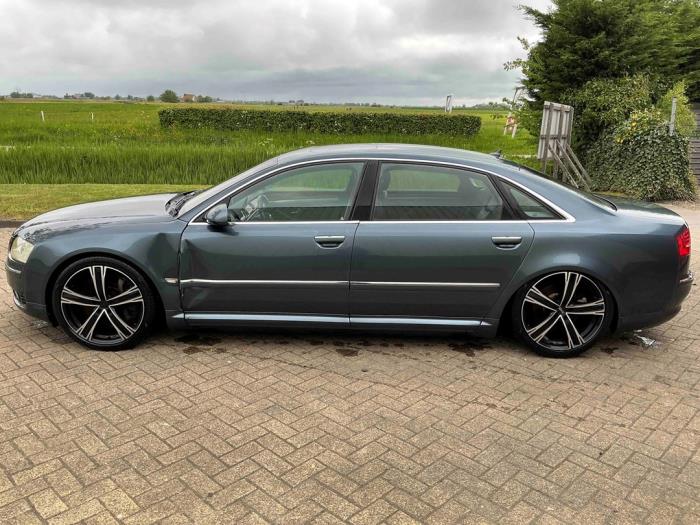 Audi A8 6.0 W12 48V Quattro Épave (2004, Métallisé, Gris argenté)