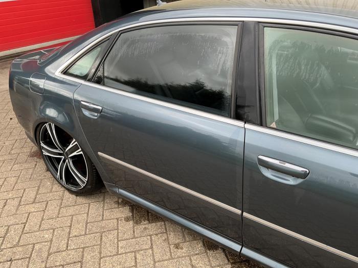 Audi A8 6.0 W12 48V Quattro Épave (2004, Métallisé, Gris argenté)