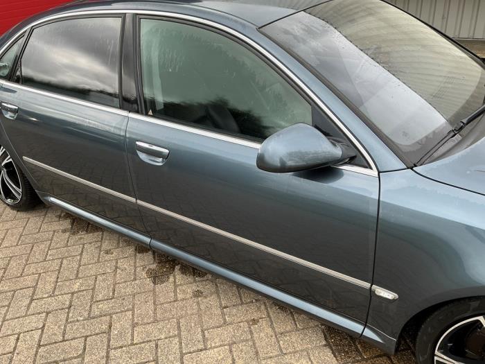 Audi A8 6.0 W12 48V Quattro Épave (2004, Métallisé, Gris argenté)