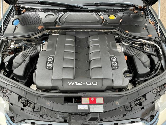 Audi A8 6.0 W12 48V Quattro Épave (2004, Métallisé, Gris argenté)