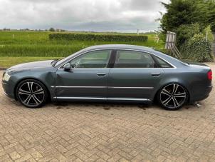 Audi A8 6.0 W12 48V Quattro Épave (2004, Métallisé, Gris argenté)