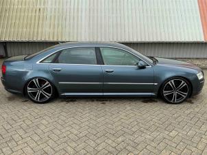 Audi A8 6.0 W12 48V Quattro Épave (2004, Métallisé, Gris argenté)