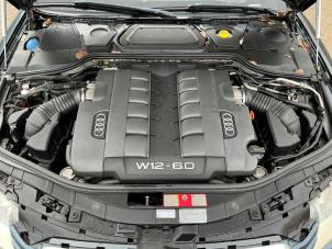 Audi A8 6.0 W12 48V Quattro Épave (2004, Métallisé, Gris argenté)