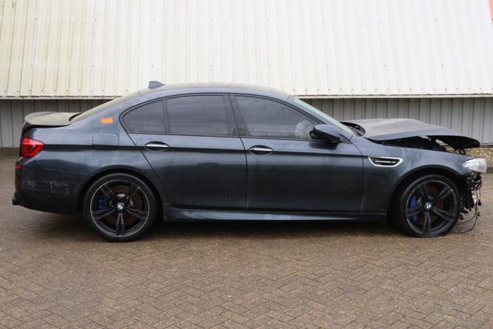 BMW M5 4.4 V8 32V TwinPower Turbo Samochód złomowany (2016, Ciemny, Szary)