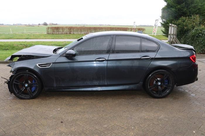 BMW M5 4.4 V8 32V TwinPower Turbo Samochód złomowany (2016, Ciemny, Szary)