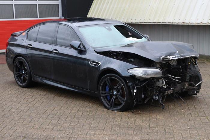 BMW M5 4.4 V8 32V TwinPower Turbo Samochód złomowany (2016, Ciemny, Szary)