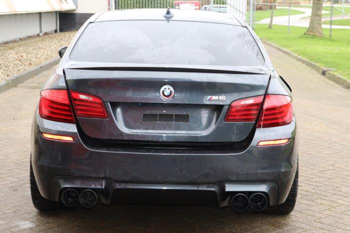 BMW M5 4.4 V8 32V TwinPower Turbo Samochód złomowany (2016, Ciemny, Szary)