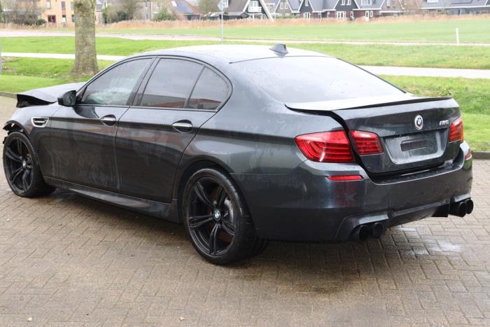 BMW M5 4.4 V8 32V TwinPower Turbo Samochód złomowany (2016, Ciemny, Szary)
