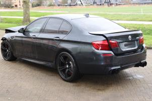 BMW M5 4.4 V8 32V TwinPower Turbo Samochód złomowany (2016, Ciemny, Szary)