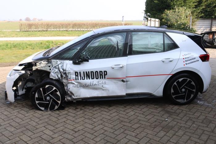 Volkswagen ID.3 First, Life, Pro 58 kWh Salvage vehicle (2020, Metallic, White)
