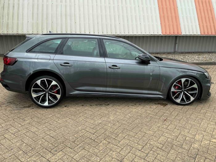 Audi RS 4 Avant 2.9 V6 TFSI 24V Samochód złomowany (2018, Metalik, Srebrnoszary)