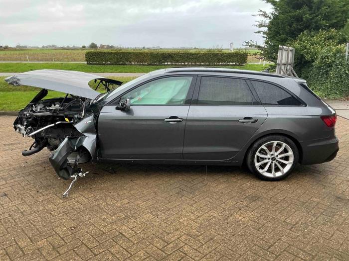 Audi A4 Avant 2.0 35 TFSI Mild Hybrid 16V Épave (2023, Gris)