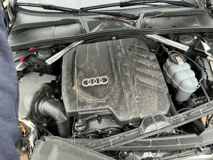 Audi A4 Avant 2.0 35 TFSI Mild Hybrid 16V Épave (2023, Gris)