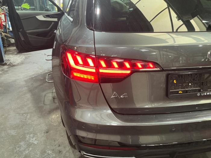 Audi A4 Avant 2.0 35 TFSI Mild Hybrid 16V Épave (2023, Gris)