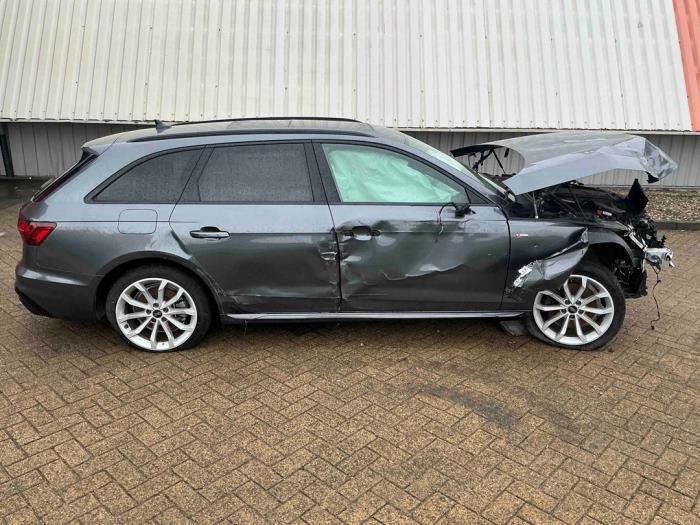 Audi A4 Avant 2.0 35 TFSI Mild Hybrid 16V Épave (2023, Gris)