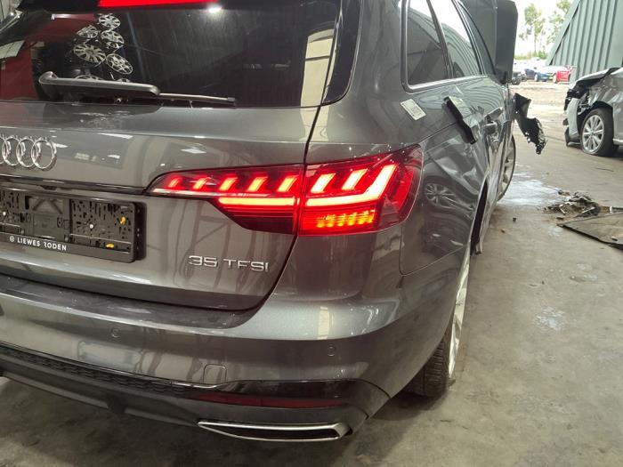 Audi A4 Avant 2.0 35 TFSI Mild Hybrid 16V Épave (2023, Gris)