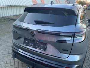 Renault Austral 1.2 Mild Hybrid Advanced 130 Épave (2023, Métallisé, Gris argenté, Gris)