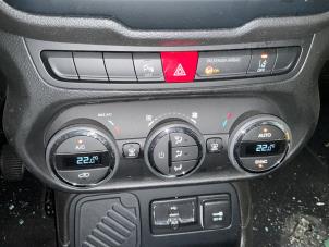 Jeep Renegade 1.4 Multi Air 16V Samochód złomowany (2017, Metalik, Srebrnoszary)