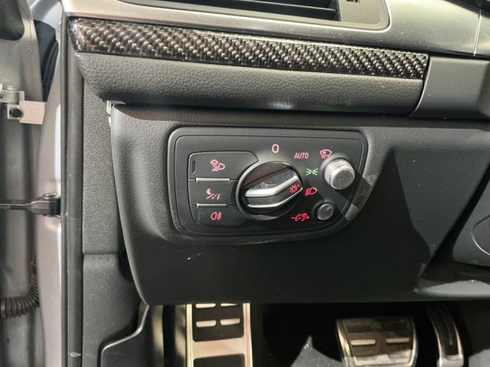 Audi RS 6 Avant 4.0 V8 TFSI Performance 32V Épave (2018, Métallisé, Gris argenté, Gris)