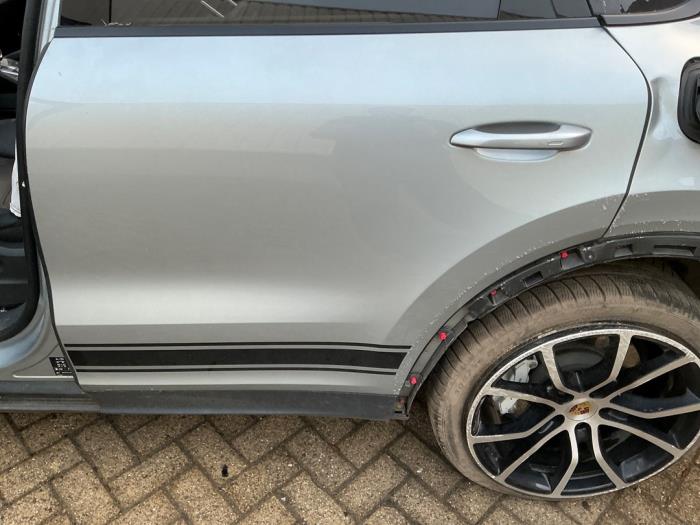 Porsche Cayenne III 3.0 V6 Turbo 24V E-Hybrid Samochód złomowany (2021, Metalik, Srebrnoszary)