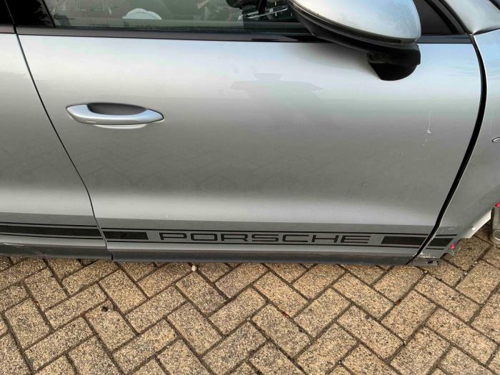 Porsche Cayenne III 3.0 V6 Turbo 24V E-Hybrid Samochód złomowany (2021, Metalik, Srebrnoszary)