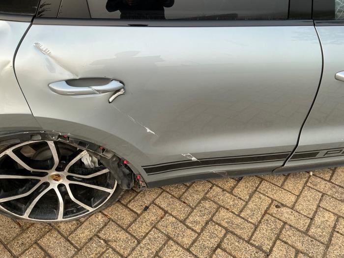 Porsche Cayenne III 3.0 V6 Turbo 24V E-Hybrid Samochód złomowany (2021, Metalik, Srebrnoszary)
