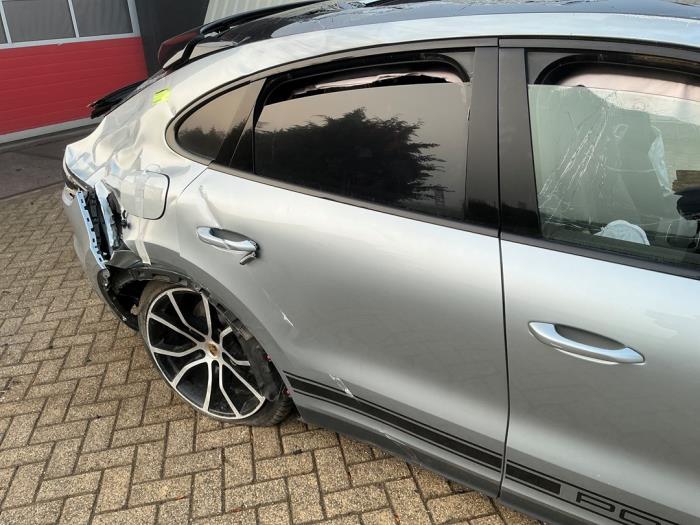 Porsche Cayenne III 3.0 V6 Turbo 24V E-Hybrid Samochód złomowany (2021, Metalik, Srebrnoszary)