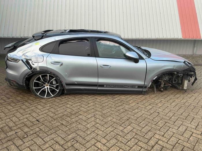 Porsche Cayenne III 3.0 V6 Turbo 24V E-Hybrid Samochód złomowany (2021, Metalik, Srebrnoszary)