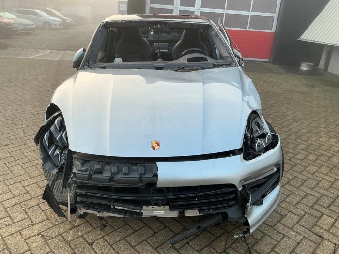 Porsche Cayenne III 3.0 V6 Turbo 24V E-Hybrid Samochód złomowany (2021, Metalik, Srebrnoszary)