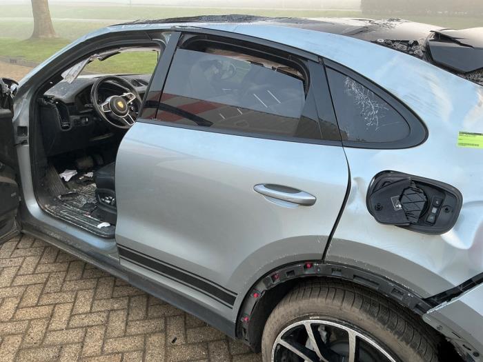 Porsche Cayenne III 3.0 V6 Turbo 24V E-Hybrid Samochód złomowany (2021, Metalik, Srebrnoszary)