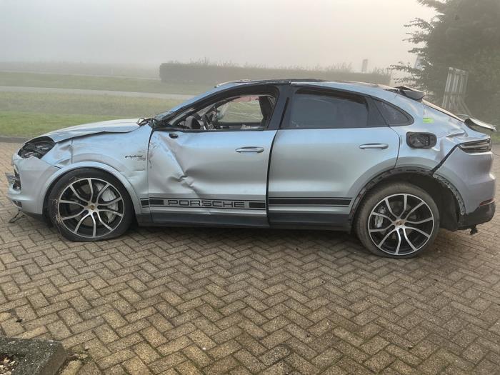 Porsche Cayenne III 3.0 V6 Turbo 24V E-Hybrid Samochód złomowany (2021, Metalik, Srebrnoszary)