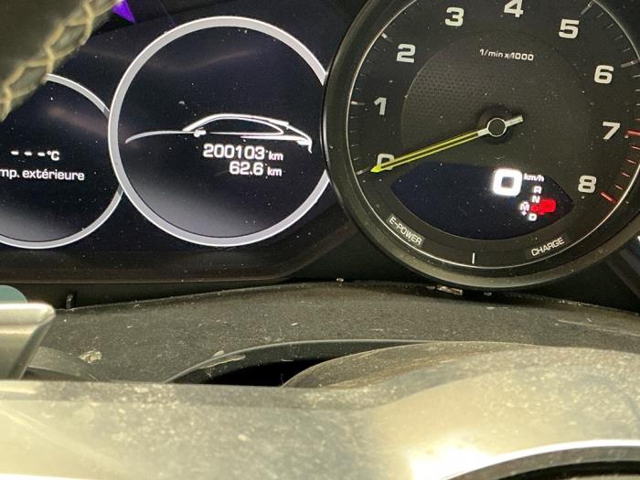 Porsche Cayenne III 3.0 V6 Turbo 24V E-Hybrid Samochód złomowany (2021, Metalik, Srebrnoszary)