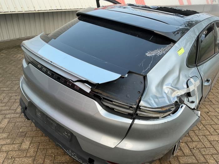Porsche Cayenne III 3.0 V6 Turbo 24V E-Hybrid Samochód złomowany (2021, Metalik, Srebrnoszary)