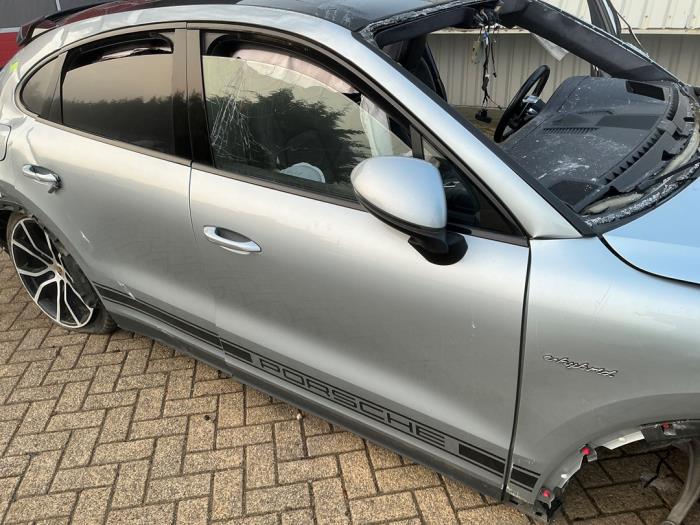 Porsche Cayenne III 3.0 V6 Turbo 24V E-Hybrid Samochód złomowany (2021, Metalik, Srebrnoszary)