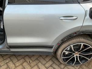 Porsche Cayenne III 3.0 V6 Turbo 24V E-Hybrid Samochód złomowany (2021, Metalik, Srebrnoszary)