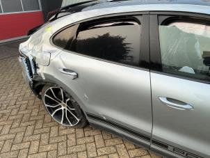 Porsche Cayenne III 3.0 V6 Turbo 24V E-Hybrid Samochód złomowany (2021, Metalik, Srebrnoszary)