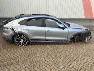Porsche Cayenne III 3.0 V6 Turbo 24V E-Hybrid Samochód złomowany (2021, Metalik, Srebrnoszary)