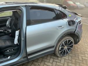 Porsche Cayenne III 3.0 V6 Turbo 24V E-Hybrid Samochód złomowany (2021, Metalik, Srebrnoszary)