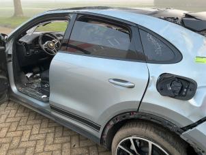 Porsche Cayenne III 3.0 V6 Turbo 24V E-Hybrid Samochód złomowany (2021, Metalik, Srebrnoszary)