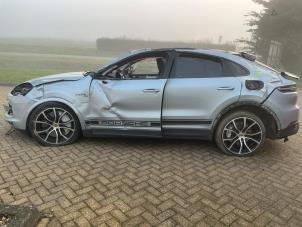 Porsche Cayenne III 3.0 V6 Turbo 24V E-Hybrid Samochód złomowany (2021, Metalik, Srebrnoszary)