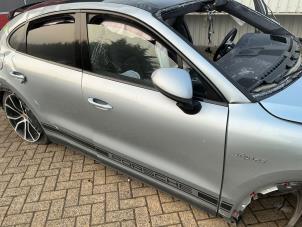 Porsche Cayenne III 3.0 V6 Turbo 24V E-Hybrid Samochód złomowany (2021, Metalik, Srebrnoszary)