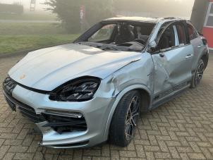 Porsche Cayenne III 3.0 V6 Turbo 24V E-Hybrid Samochód złomowany (2021, Metalik, Srebrnoszary)