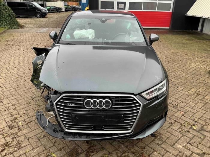 Audi A3 Sportback 1.4 TFSI 16V 40 e-tron Épave (2020, Métallisé, Gris argenté)
